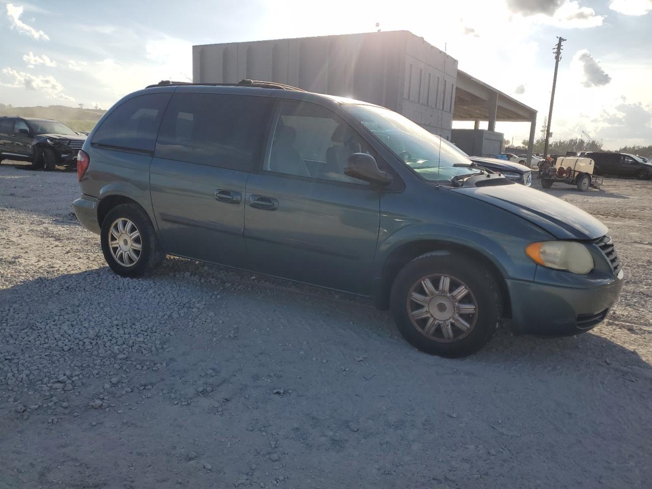 2007 Chrysler Town & Country VIN 1A4GJ45R97B163376 Copart auction photo, front end / minor dent/scratches damage thumbnail 4