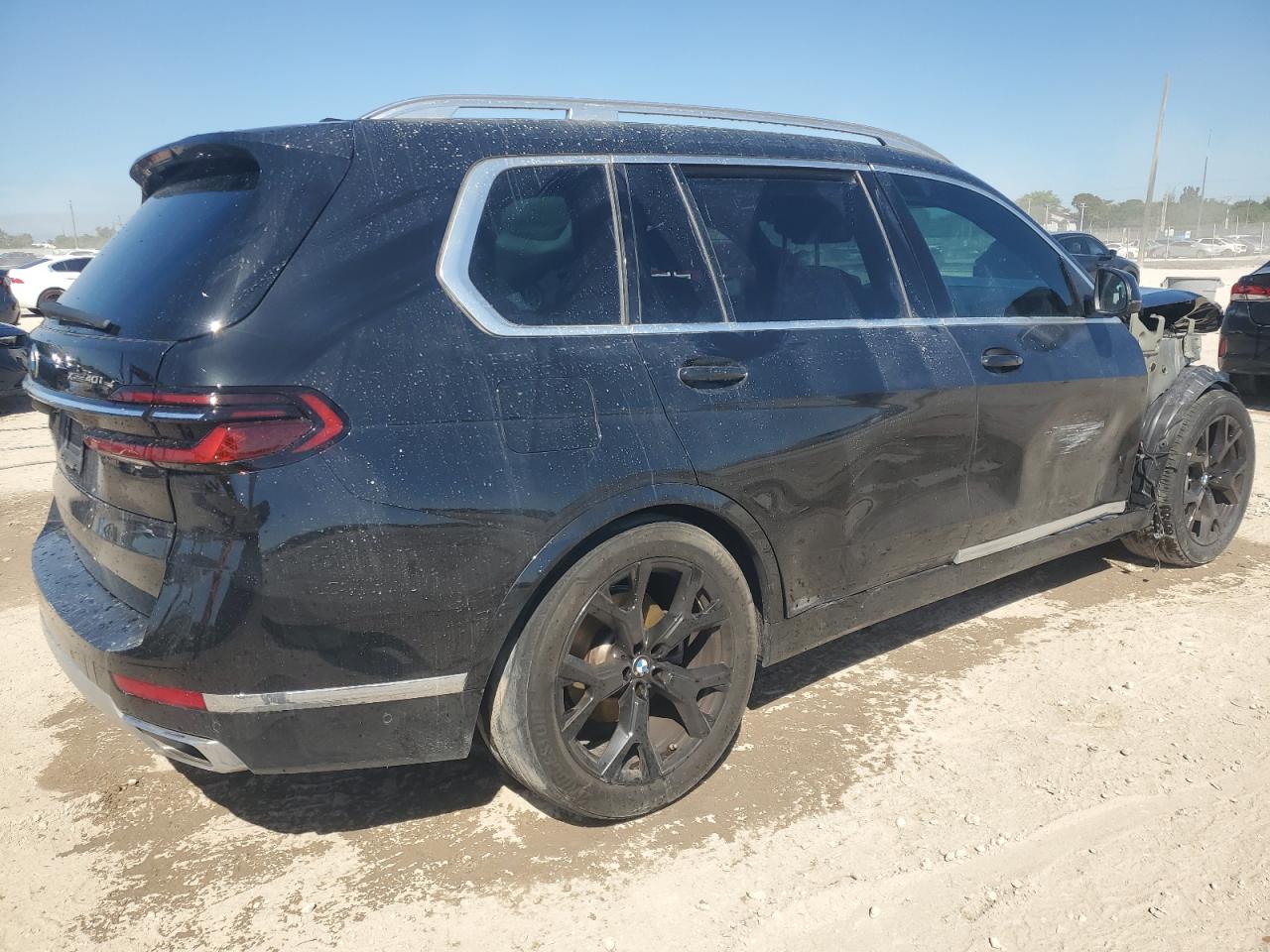 2024 BMW X7 VIN 5UX23EM09R9T85217 Copart auction photo, front end / side damage thumbnail 3