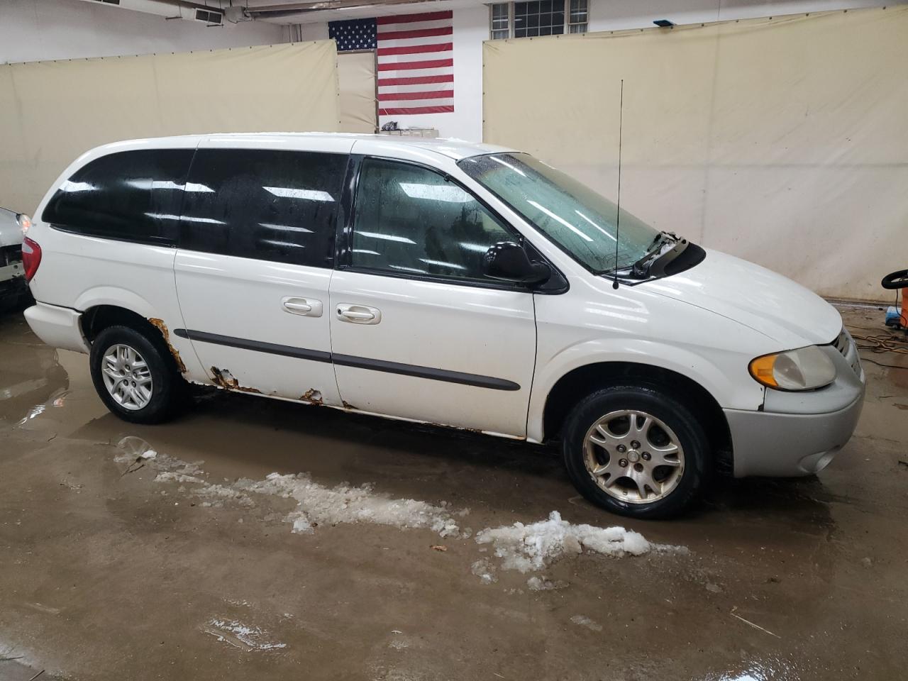 2002 Dodge Caravan VIN 2B4GP44312R583920 Copart auction photo, front end / minor dent/scratches damage thumbnail 4