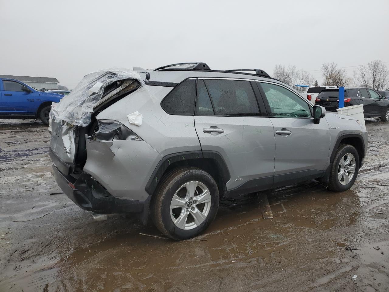 2020 Toyota RAV 4 VIN 2T3RWRFV0LW094698 Copart auction photo, rear end / partial repair damage thumbnail 3