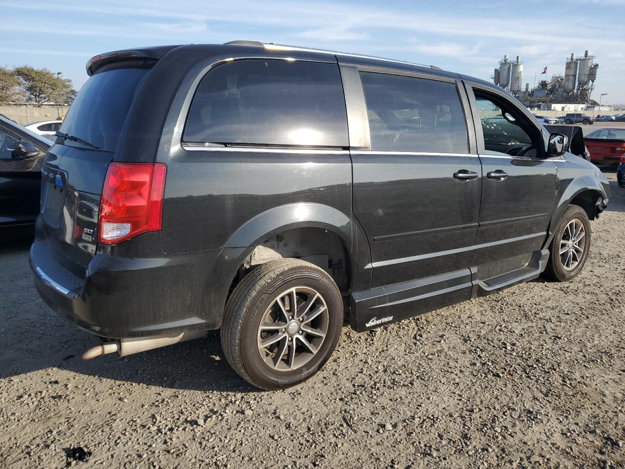 2017 Dodge Caravan VIN 2C4RDGCGXHR864133 Copart auction photo, front end / minor dent/scratches damage thumbnail 3