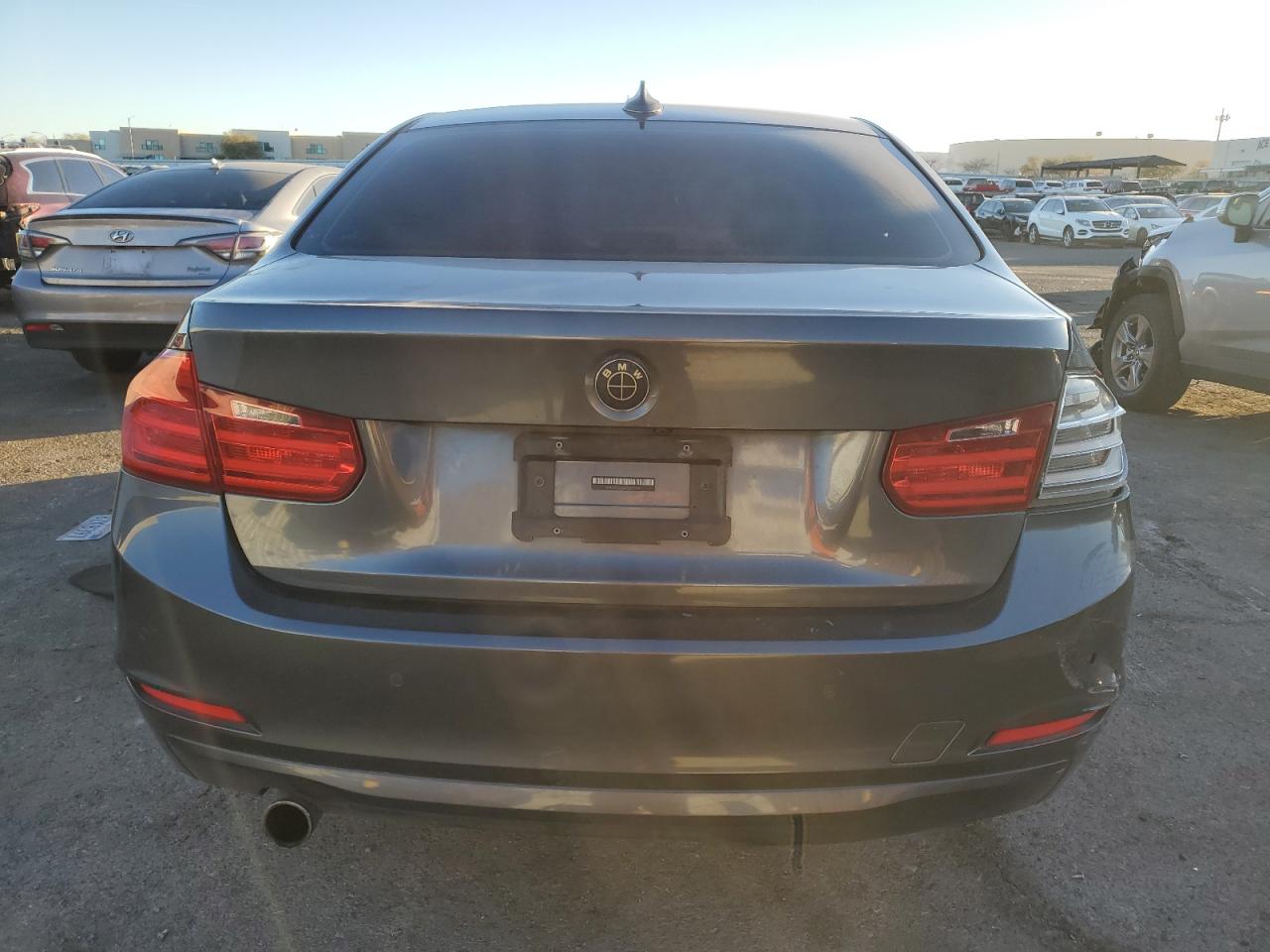 2019 BMW 3er VIN WBA3B1G56FNT01735 Copart auction photo, front end damage thumbnail 6