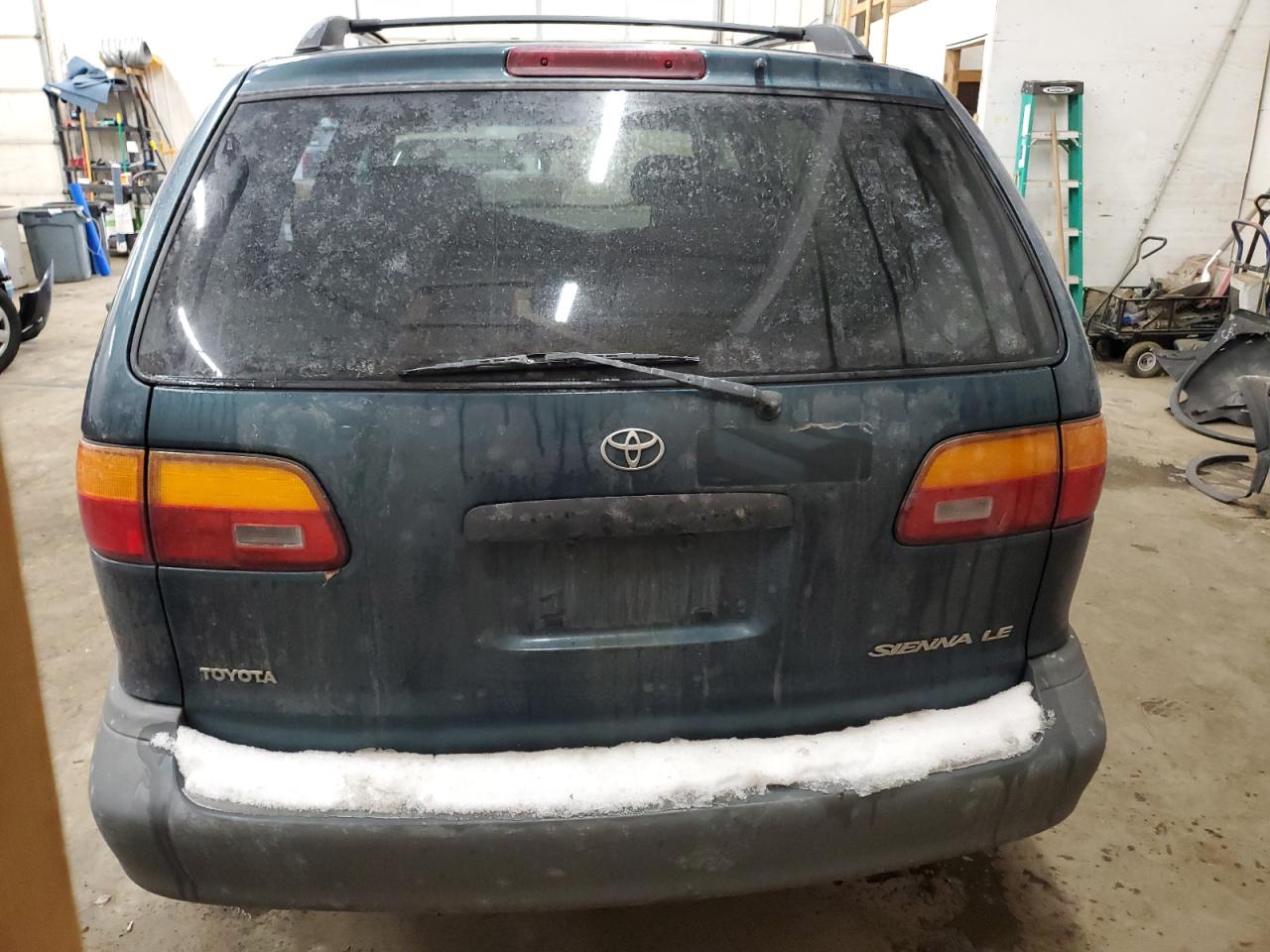 1998 Toyota Sienna VIN 4T3ZF13C0WU046109 Copart auction photo, front end damage thumbnail 6