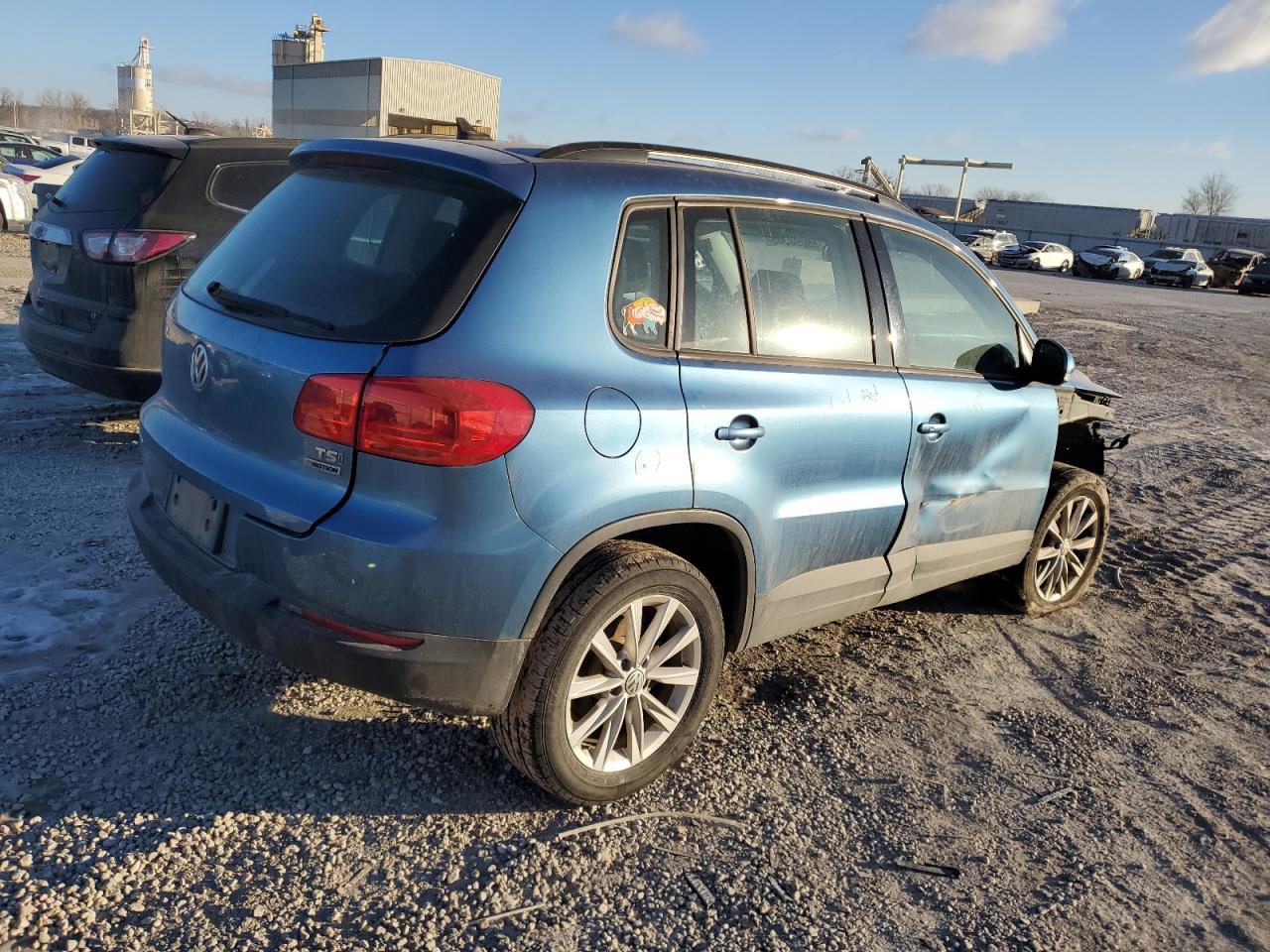 2017 Volkswagen Tiguan VIN WVGBV7AX7HK051036 Copart auction photo, front end / side damage thumbnail 3