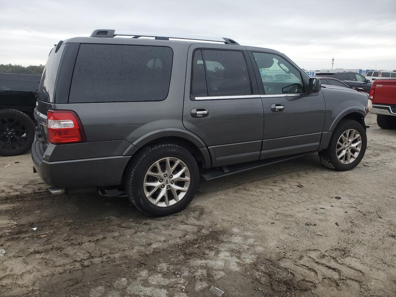 2015 Ford Expedition VIN 1FMJU1KT5FEF09532 Copart auction photo, front end / minor dent/scratches damage thumbnail 3