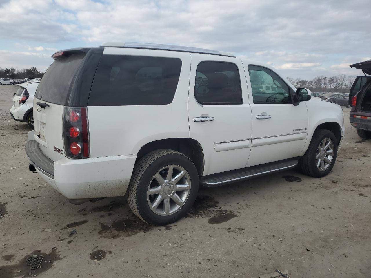 2007 GMC Yukon VIN 1GKFK638X7J313235 Copart auction photo, mechanical / minor dent/scratches damage thumbnail 3