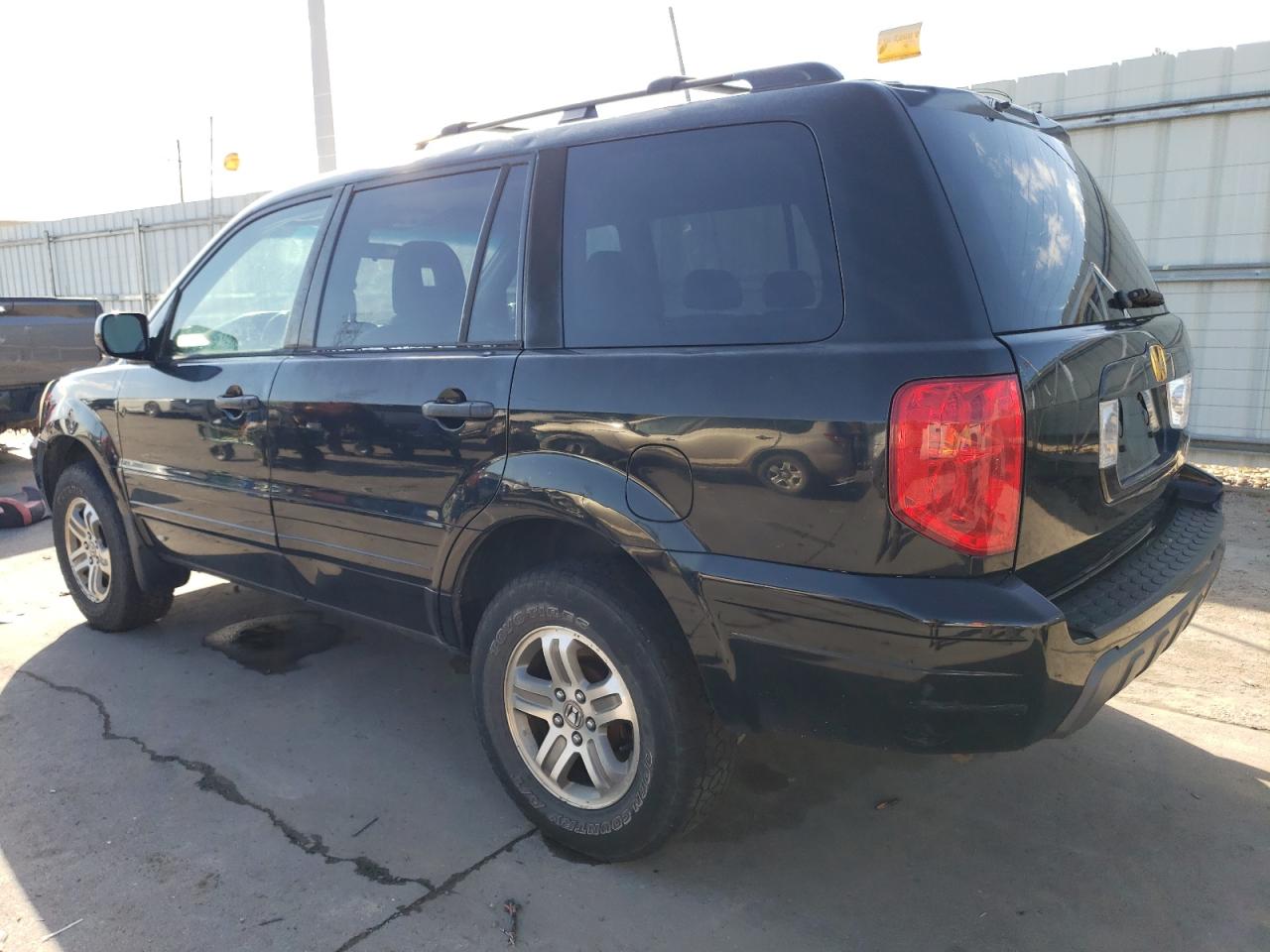 2004 Honda Pilot VIN 2HKYF18544H543447 Copart auction photo, front end / hail damage thumbnail 2