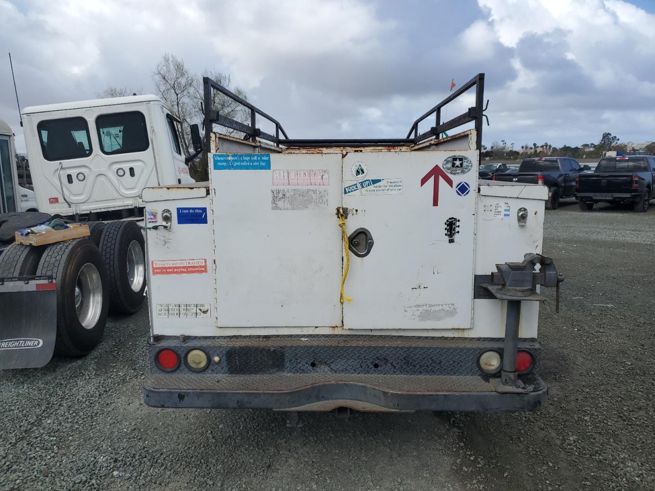 1998 Chevrolet GMT-400 VIN 1GBGC34R7WE180593 Copart auction photo, side damage thumbnail 6