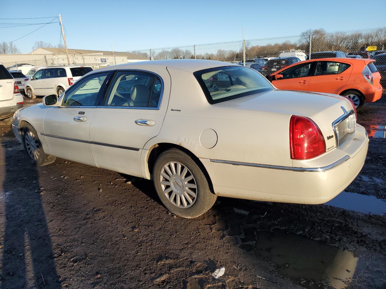 2005 Lincoln Town Car VIN 1LNHM81W75Y672246 Copart auction photo, front end / side damage thumbnail 2