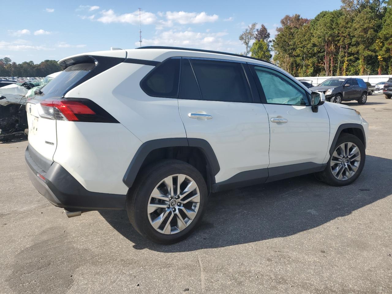 2019 Toyota RAV 4 VIN 2T3Y1RFV0KW014230 Copart auction photo, front end / side damage thumbnail 3