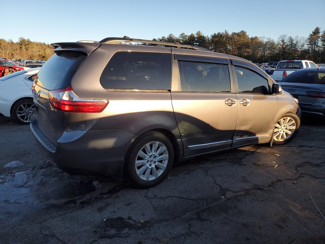 2015 Toyota Sienna VIN 5TDDK3DC5FS126281 Copart auction photo, front end damage thumbnail 3
