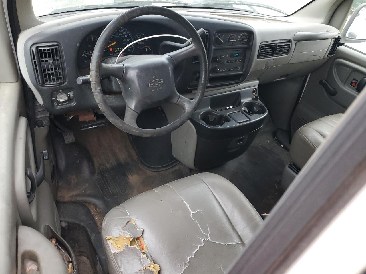 2001 Chevrolet Express VIN 1GCFG25W311133183 Copart auction photo, minor dent/scratches damage thumbnail 8