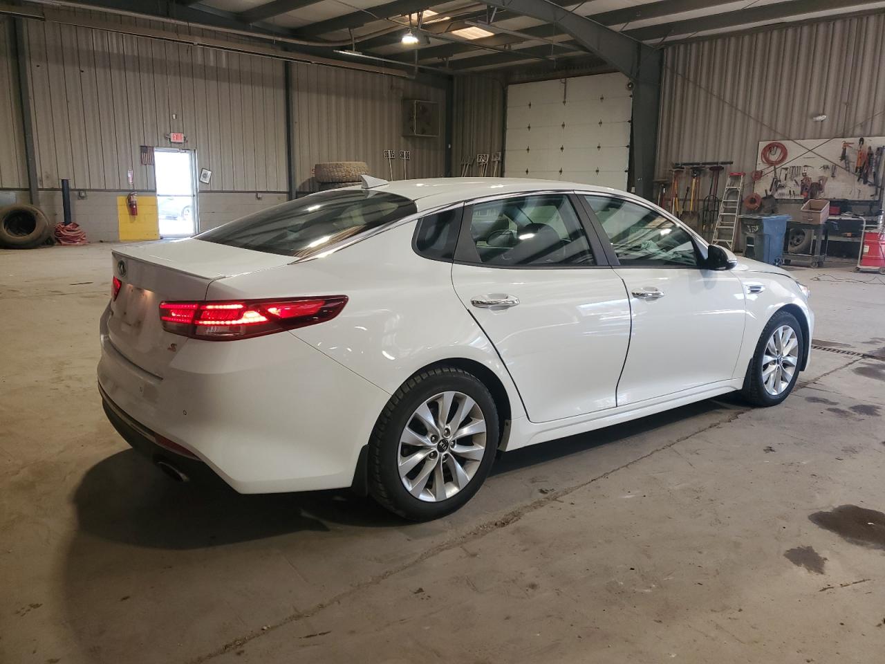 2018 KIA Optima VIN 5XXGT4L33JG225239 Copart auction photo, front end damage thumbnail 3