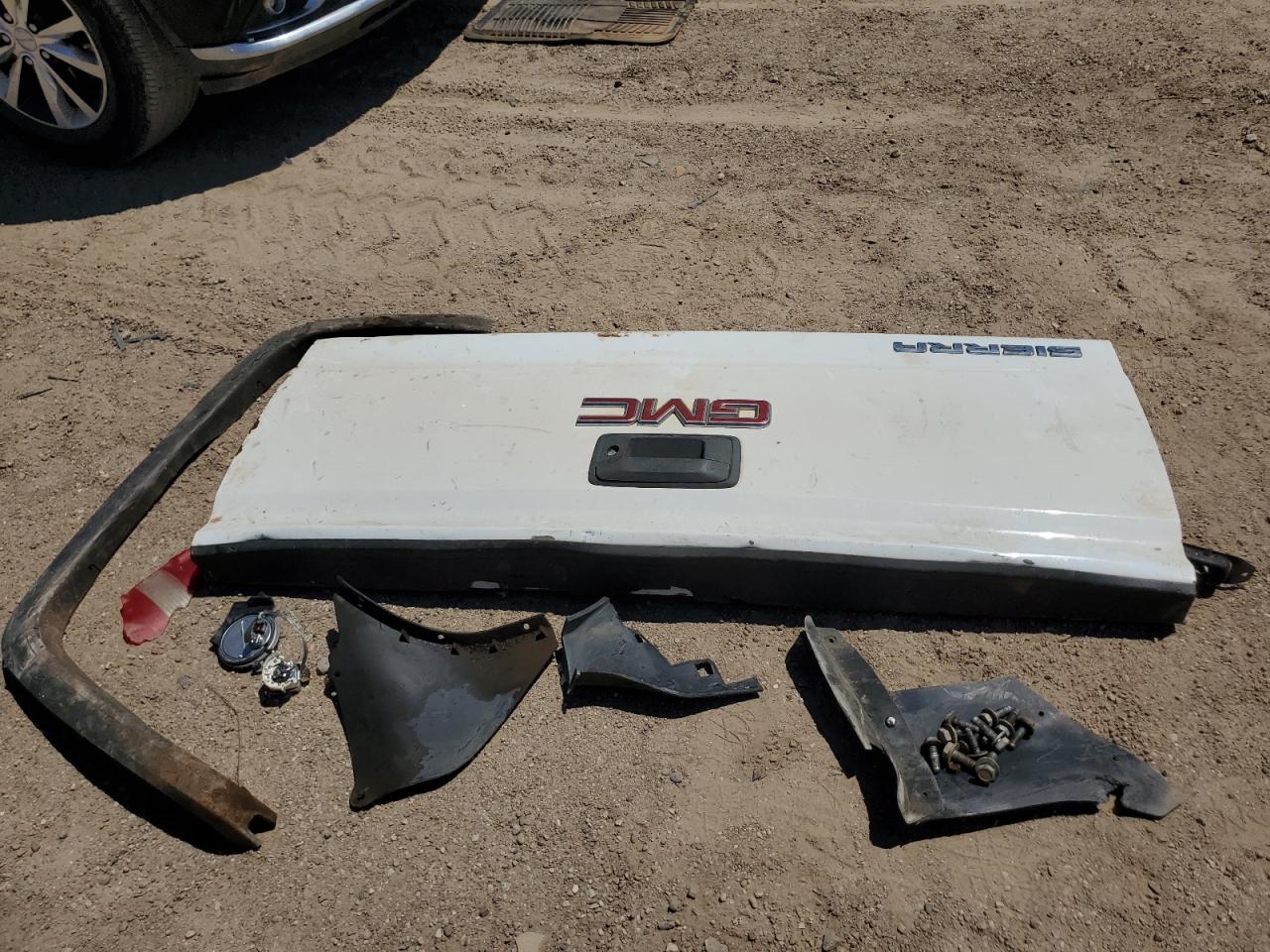 2015 GMC Sierra VIN 1GT12XEG1FF675990 Copart auction photo, rear end / side damage thumbnail 14