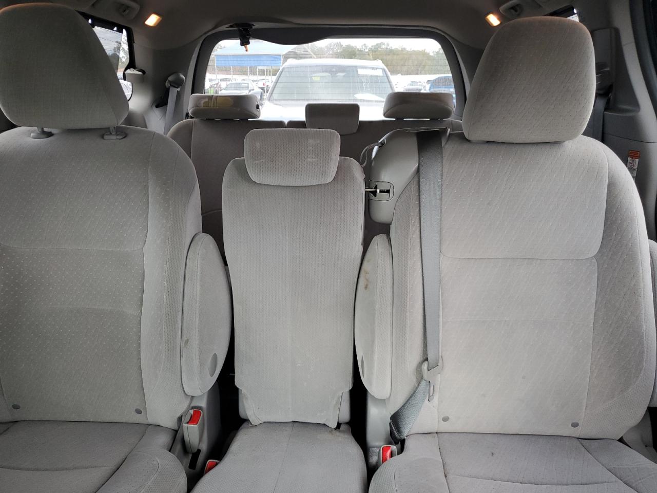 2015 Toyota Sienna VIN 5TDKK3DCXFS620210 Copart auction photo, rear end / minor dent/scratches damage thumbnail 10