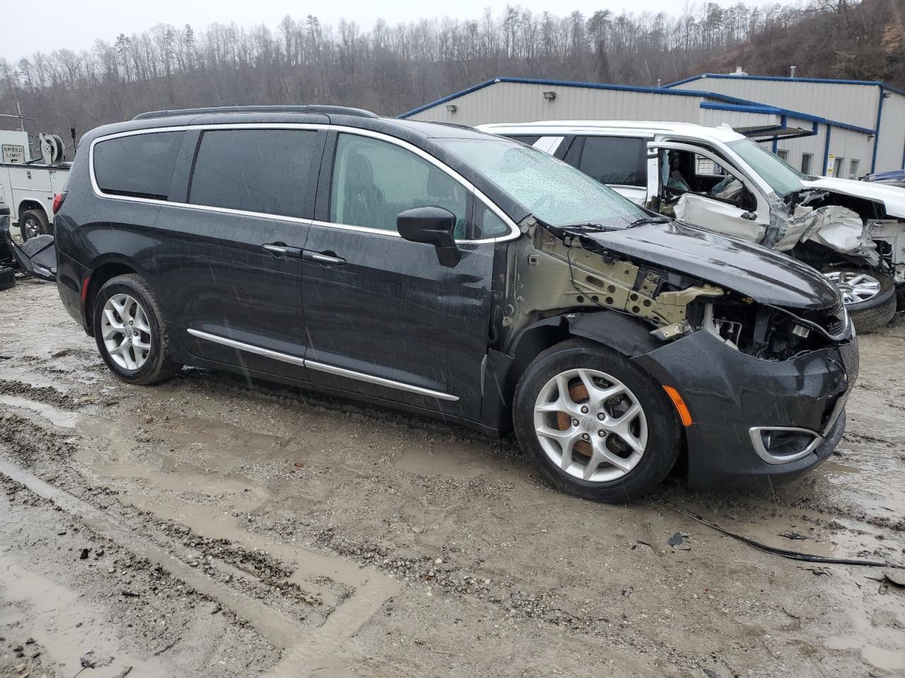2017 Chrysler Pacifica VIN 2C4RC1BG4HR668593 Copart auction photo, front end damage thumbnail 4