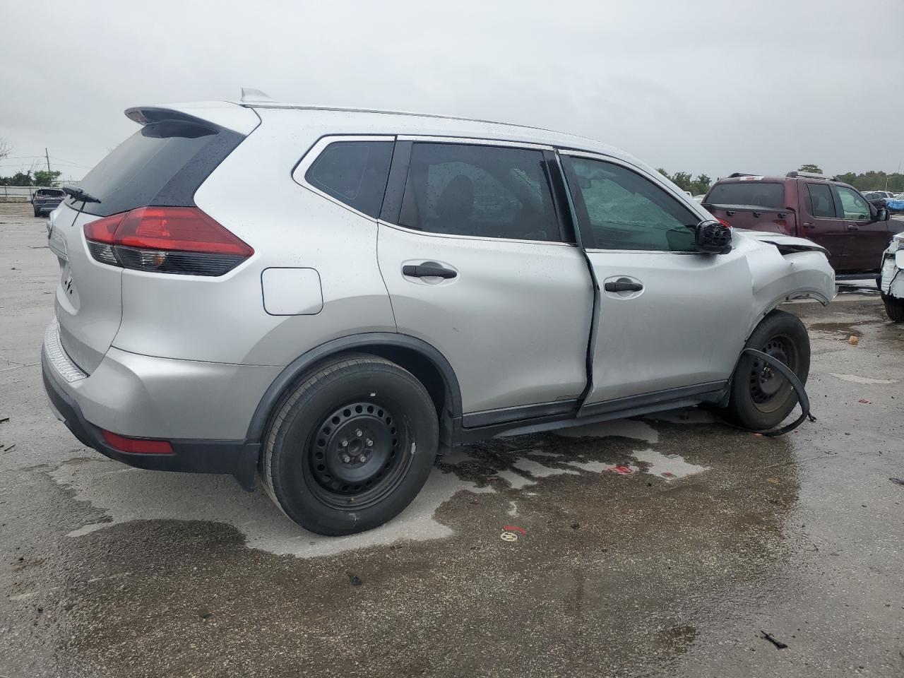 2018 Nissan Rogue VIN KNMAT2MT2JP575544 Copart auction photo, front end / minor dent/scratches damage thumbnail 3