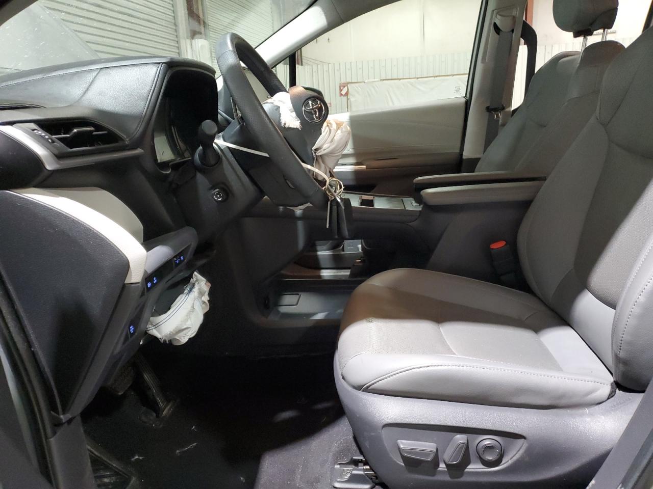 2021 Toyota Sienna VIN 5TDZRKEC7MS065569 Copart auction photo, front end / minor dent/scratches damage thumbnail 7