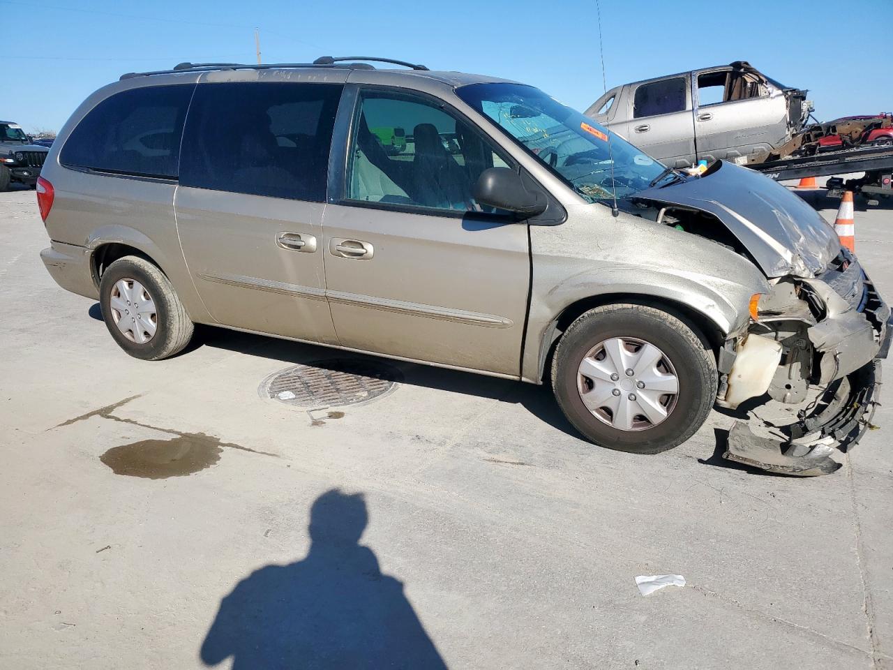2003 Chrysler Town & Country VIN 2C4GP443X3R270921 Copart auction photo, front end / minor dent/scratches damage thumbnail 4