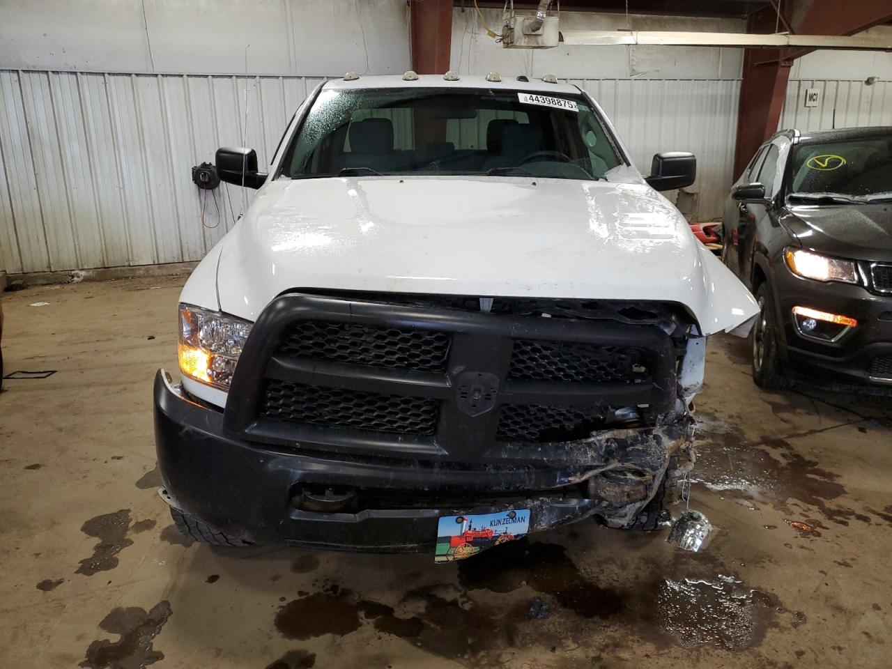 2017 RAM 2500 VIN 3C6UR5CJ4HG616677 Copart auction photo, front end / side damage thumbnail 5