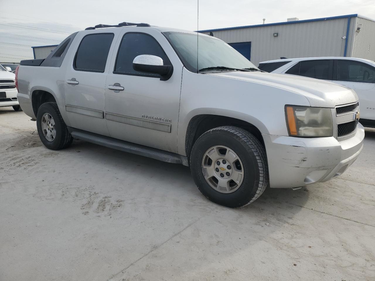 2011 Chevrolet Avalanche VIN 3GNMCEE06BG126464 Copart auction photo, minor dent/scratches damage thumbnail 4
