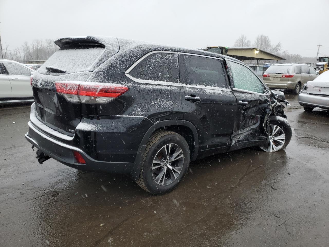 2018 Toyota Highlander VIN 5TDBZRFH3JS886233 Copart auction photo, all over damage thumbnail 3