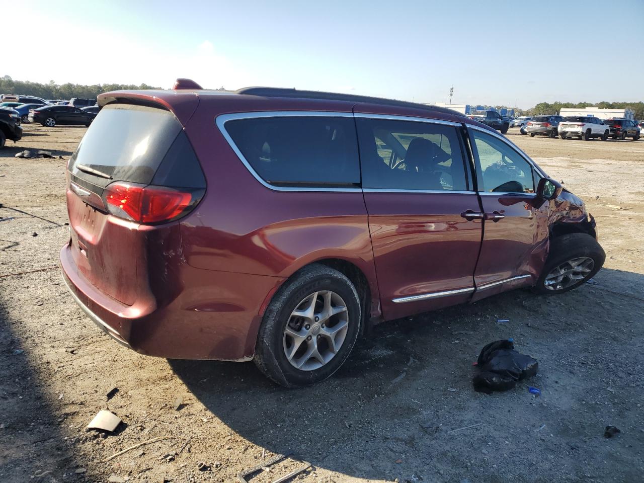 2017 Chrysler Pacifica VIN 2C4RC1BG5HR785101 Copart auction photo, front end / side damage thumbnail 3