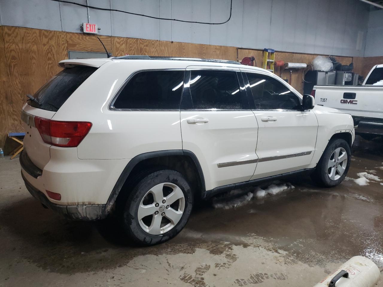2011 Jeep Grand Cherokee VIN 1J4RR4GG3BC550232 Copart auction photo, front end / minor dent/scratches damage thumbnail 3