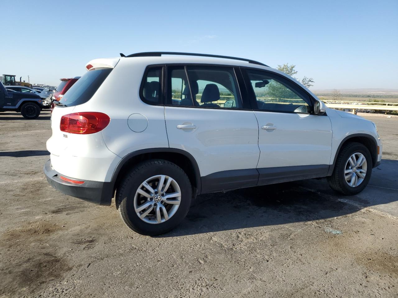 2017 Volkswagen Tiguan VIN WVGAV7AX5HK009931 Copart auction photo, rear end / side damage thumbnail 3