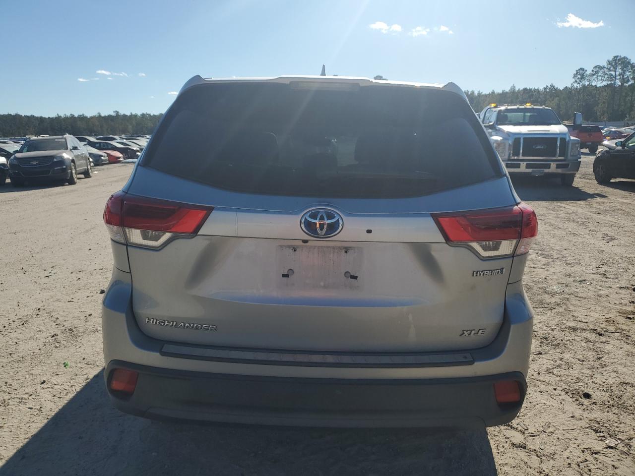 2018 Toyota Highlander VIN 5TDJGRFH9JS045034 Copart auction photo, side damage thumbnail 6