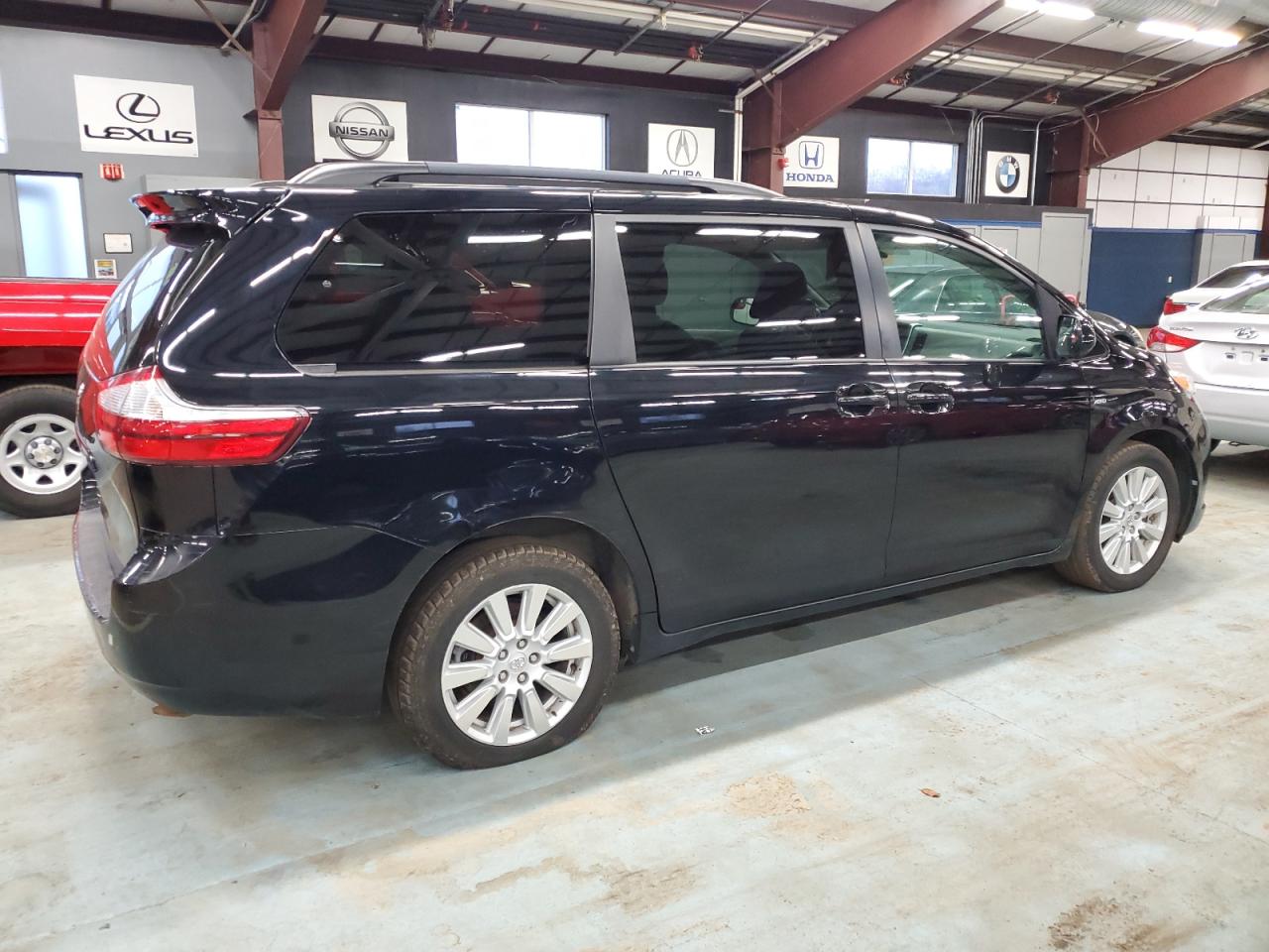 2017 Toyota Sienna VIN 5TDJZ3DC2HS171034 Copart auction photo, minor dent/scratches damage thumbnail 3