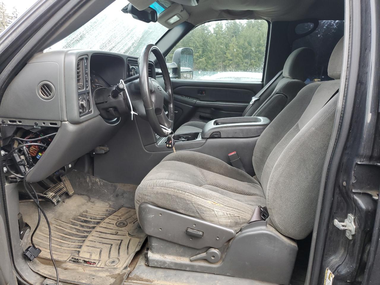 2005 Chevrolet Silverado VIN 1GCHK23215F801076 Copart auction photo, side damage thumbnail 7