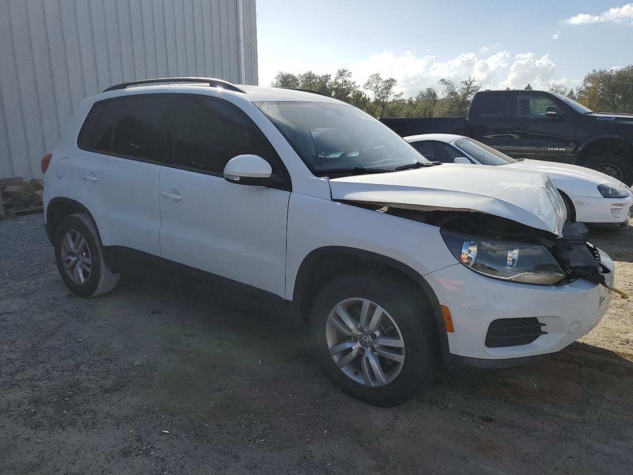 2017 Volkswagen Tiguan VIN WVGAV7AX4HK025456 Copart auction photo, front end damage thumbnail 4