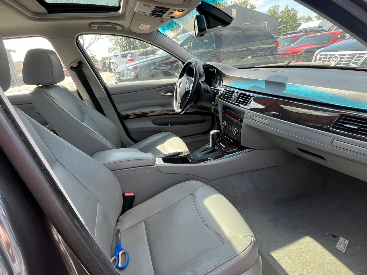 2007 BMW 3er VIN WBAVC73527KP30615 Copart auction photo, minor dent/scratches / normal wear damage thumbnail 5