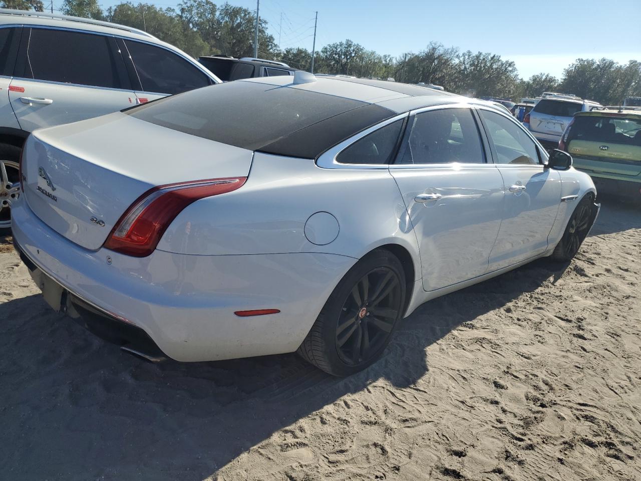 2016 Jaguar XJ VIN SAJWA2G72G8W00103 Copart auction photo, front end damage thumbnail 3