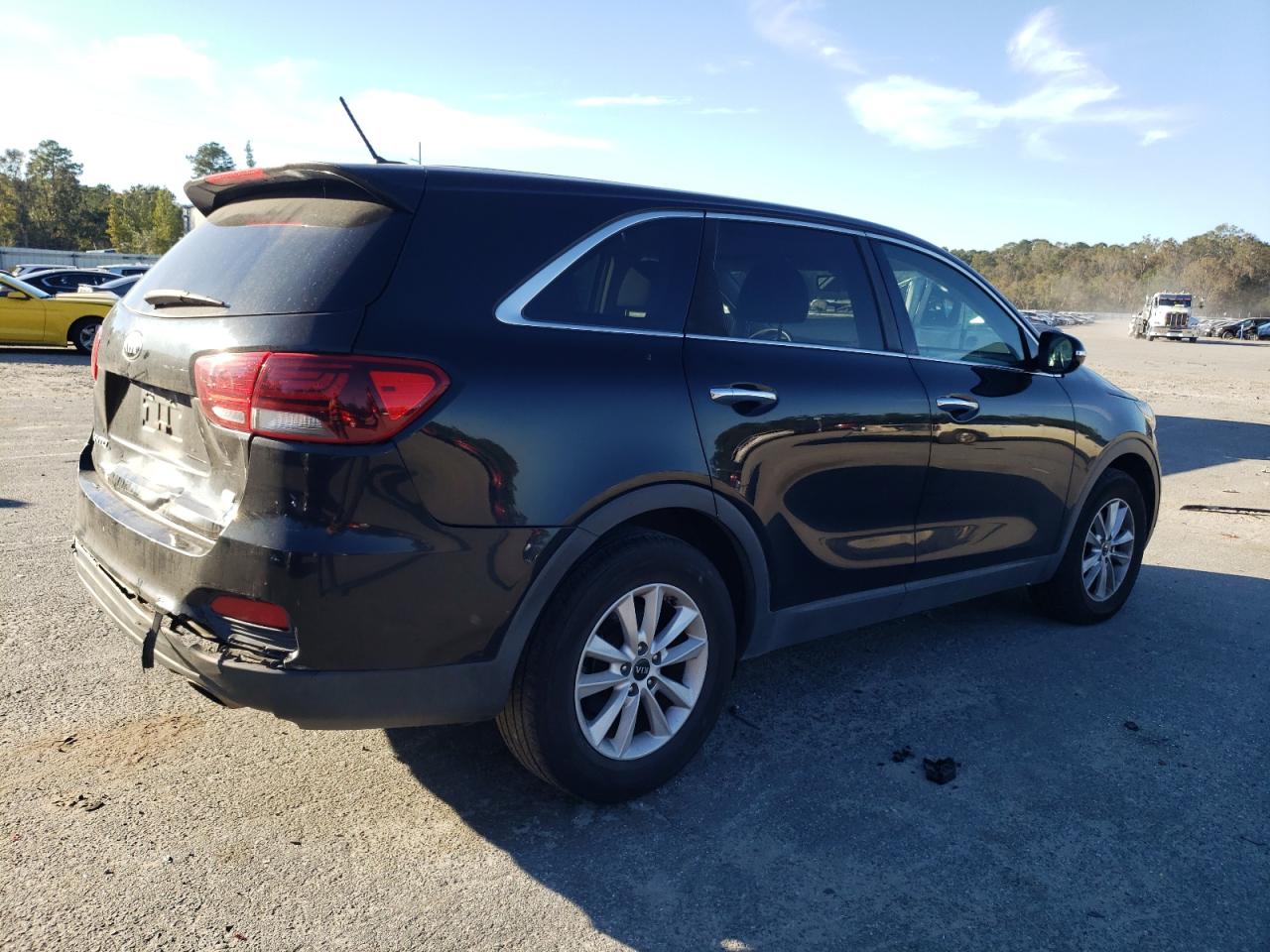 2019 KIA Sorento VIN 5XYPG4A38KG582324 Copart auction photo, rear end damage thumbnail 3