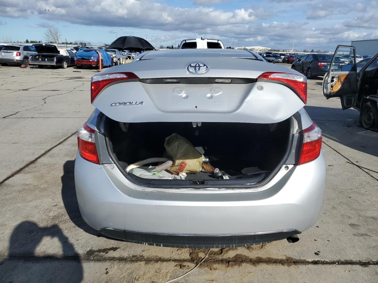 2015 Toyota Corolla VIN 5YFBURHE4FP347069 Copart auction photo, front end / rear end damage thumbnail 6