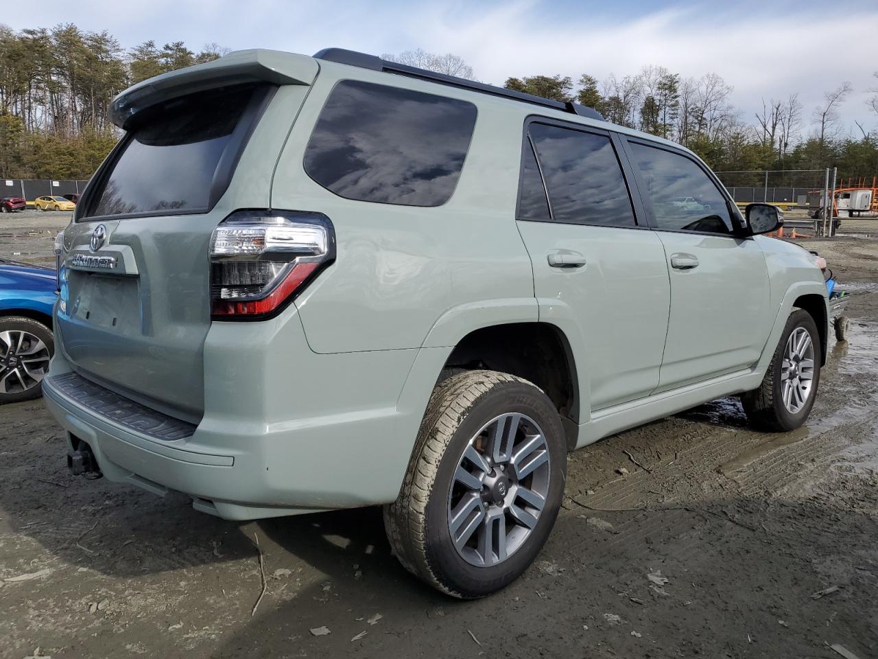 2022 Toyota 4Runner VIN JTESU5JR8N6052998 Copart auction photo, front end / side damage thumbnail 3