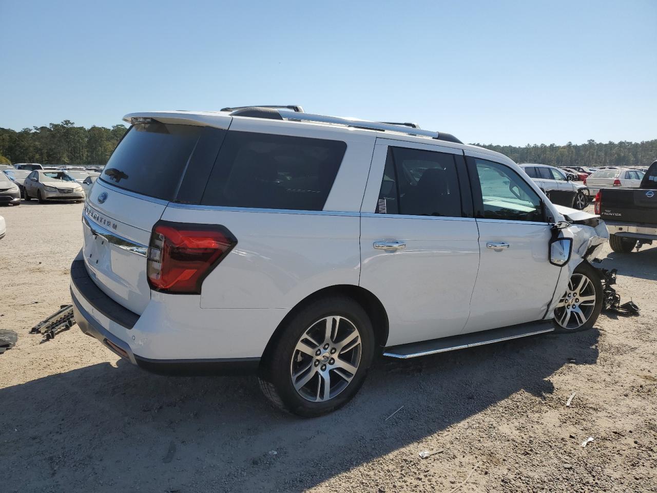 2022 Ford Expedition VIN 1FMJU2AT5NEA39976 Copart auction photo, front end damage thumbnail 3