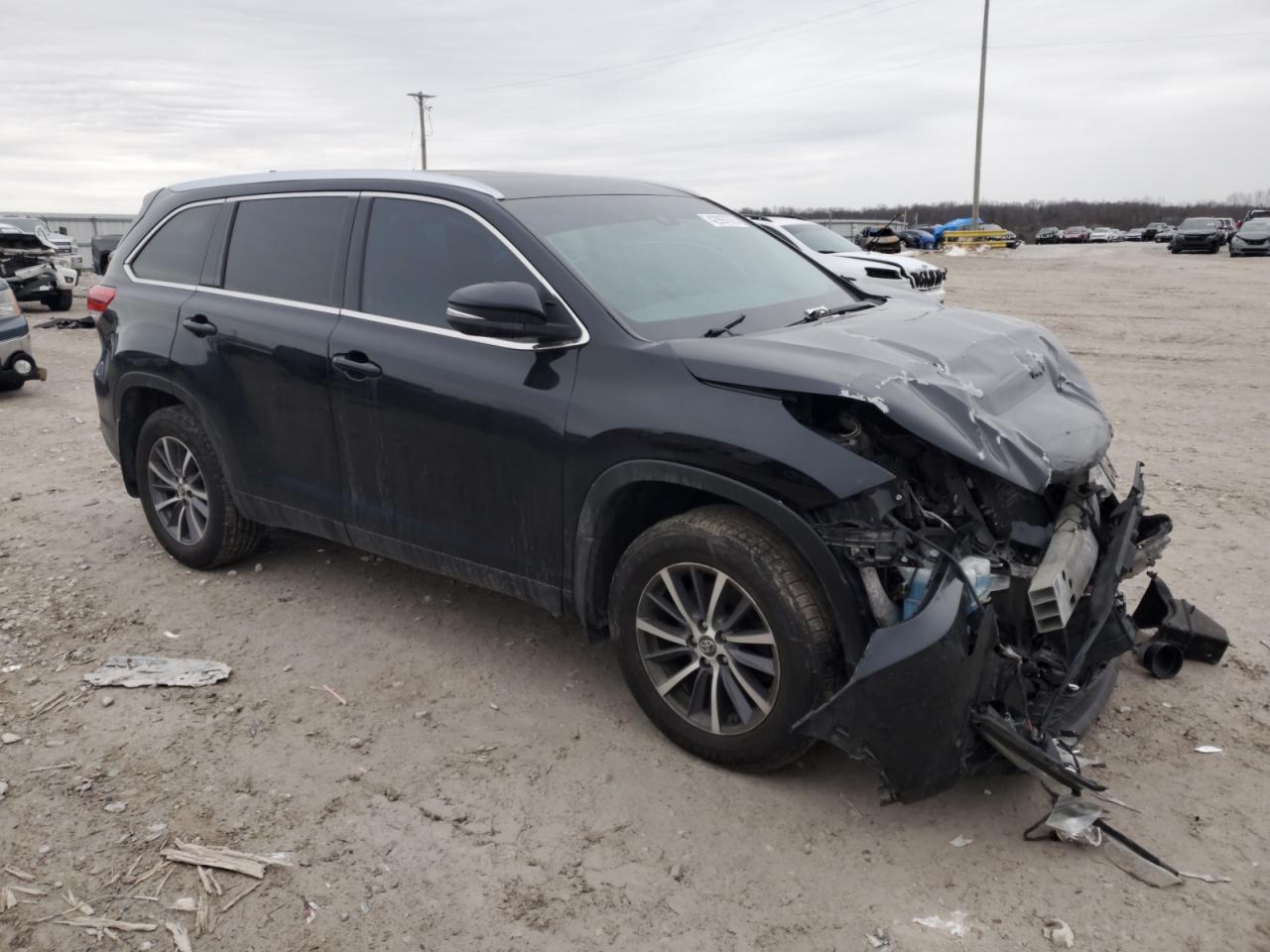 2017 Toyota Highlander VIN 5TDJZRFH2HS464363 Copart auction photo, front end damage thumbnail 4