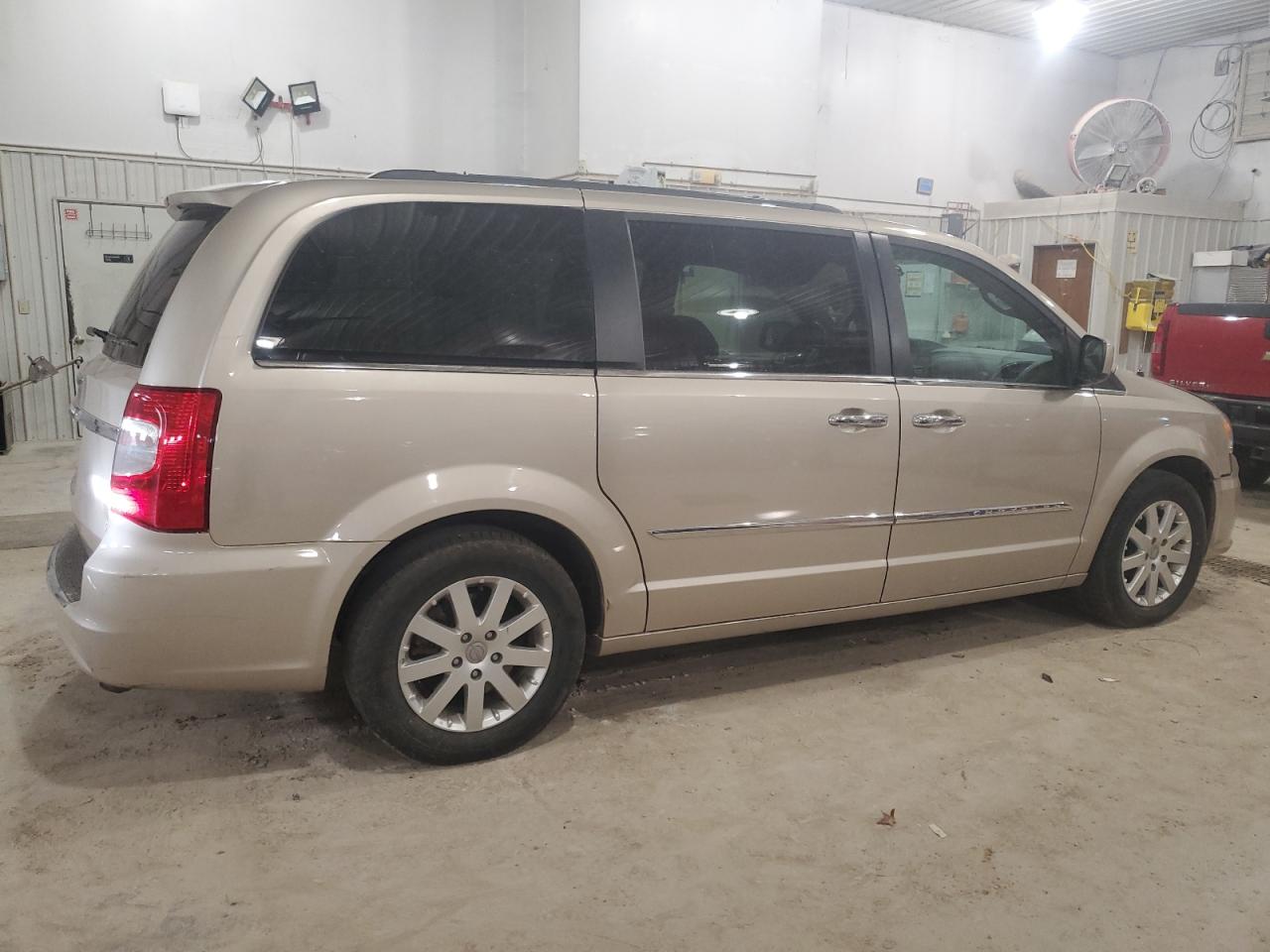 2015 Chrysler Town & Country VIN 2C4RC1BG4FR525219 Copart auction photo, front end / side damage thumbnail 3