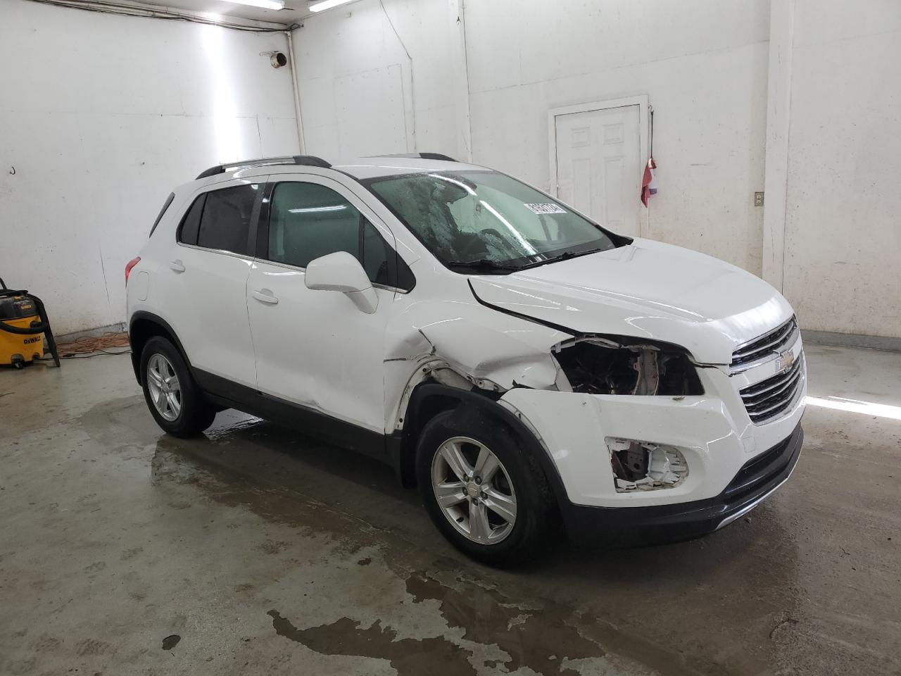 2016 Chevrolet Trax VIN 3GNCJPSB5GL266653 Copart auction photo, front end / minor dent/scratches damage thumbnail 4