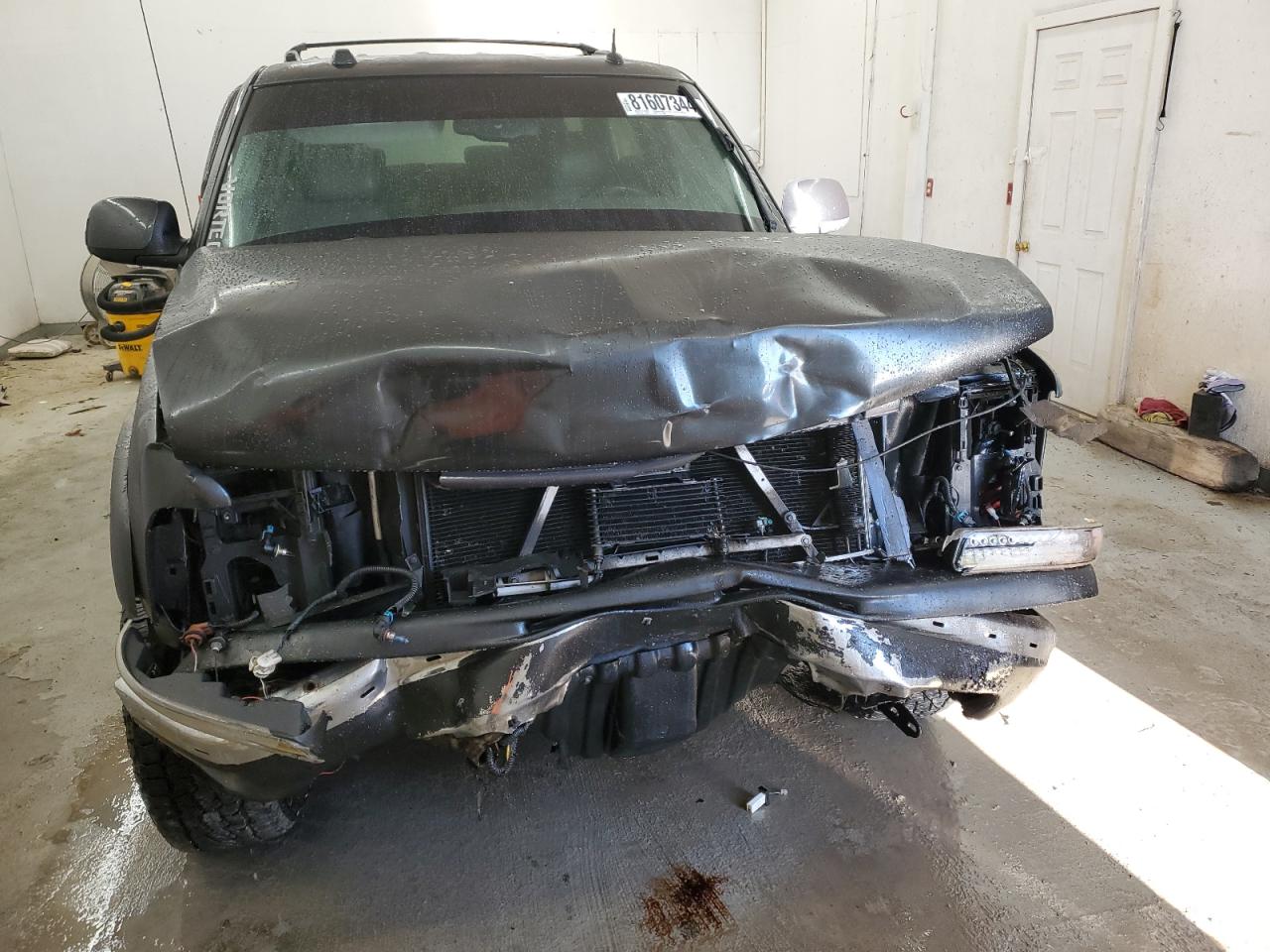 2005 Chevrolet Tahoe VIN 1GNEK13T25R201811 Copart auction photo, front end / minor dent/scratches damage thumbnail 5