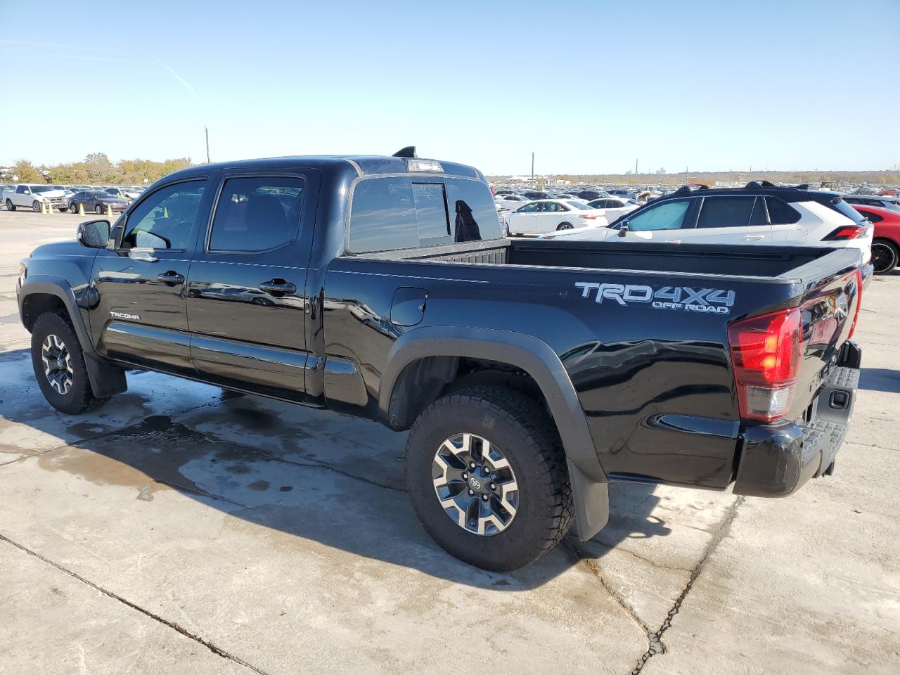 2018 Toyota Tacoma VIN 5TFDZ5BN1JX031165 Copart auction photo, vandalism / minor dent/scratches damage thumbnail 2