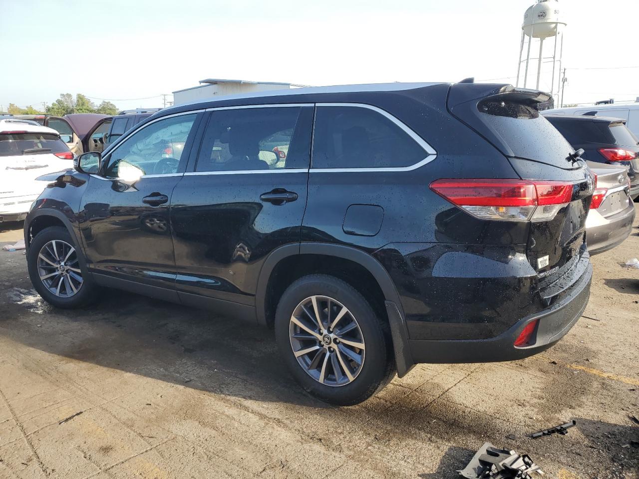 2019 Toyota Highlander VIN 5TDJZRFH6KS591205 Copart auction photo, front end / side damage thumbnail 2