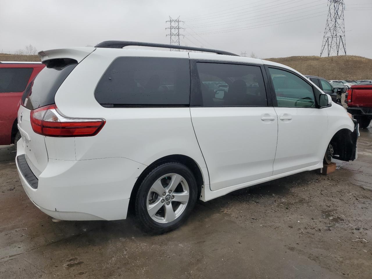 2018 Toyota Sienna VIN 5TDKZ3DC5JS915834 Copart auction photo, front end damage thumbnail 3