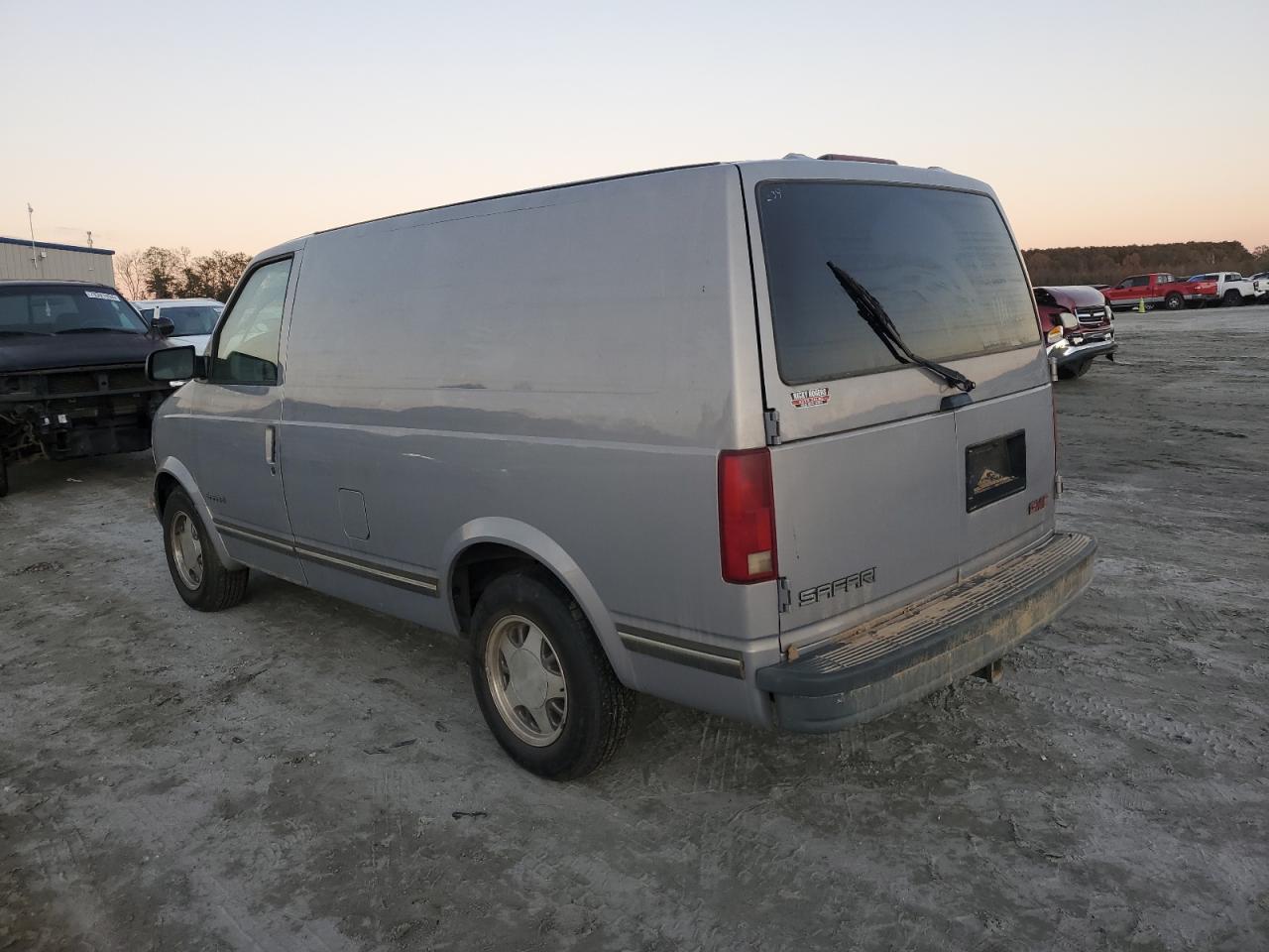 2000 GMC Safari VIN 1GTDM19W8YB529442 Copart auction photo, water/flood damage thumbnail 2