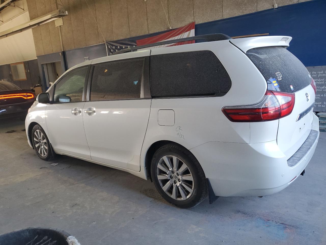 2015 Toyota Sienna VIN 5TDYK3DC0FS671855 Copart auction photo, front end / minor dent/scratches damage thumbnail 2