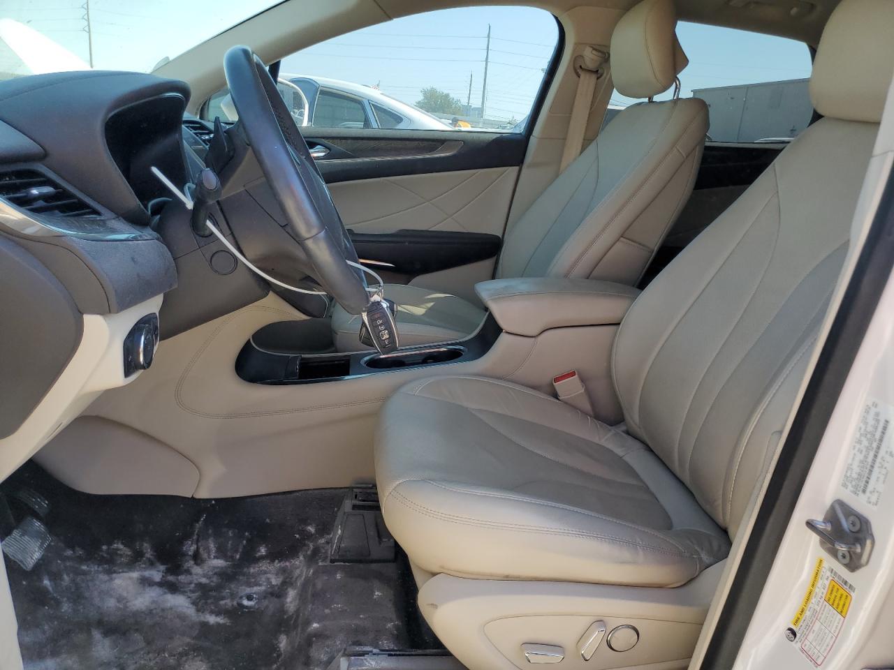 2017 Lincoln MKC VIN 5LMCJ3C94HUL46703 Copart auction photo, water/flood / minor dent/scratches damage thumbnail 7
