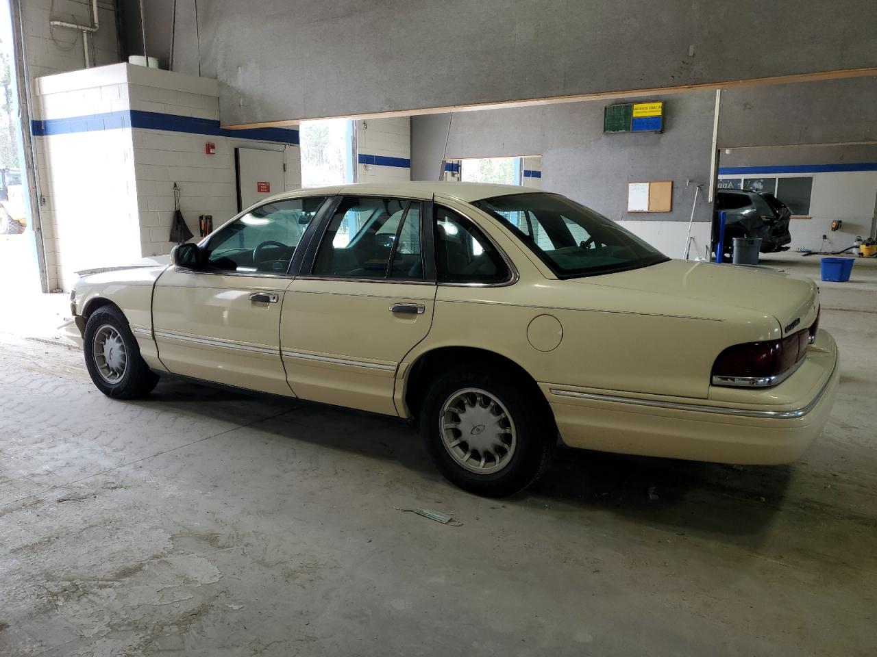 1996 Ford Crown Victoria VIN 2FALP74W1TX152476 Copart auction photo, front end / side damage thumbnail 2